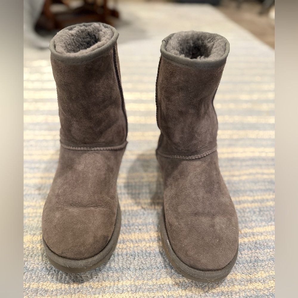 UGG Classic Short II boots in Gray Suede! Size 9, excellent used condition!